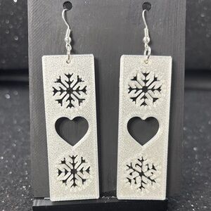 ❄️ White Snowflake Heart Earrings 🤍